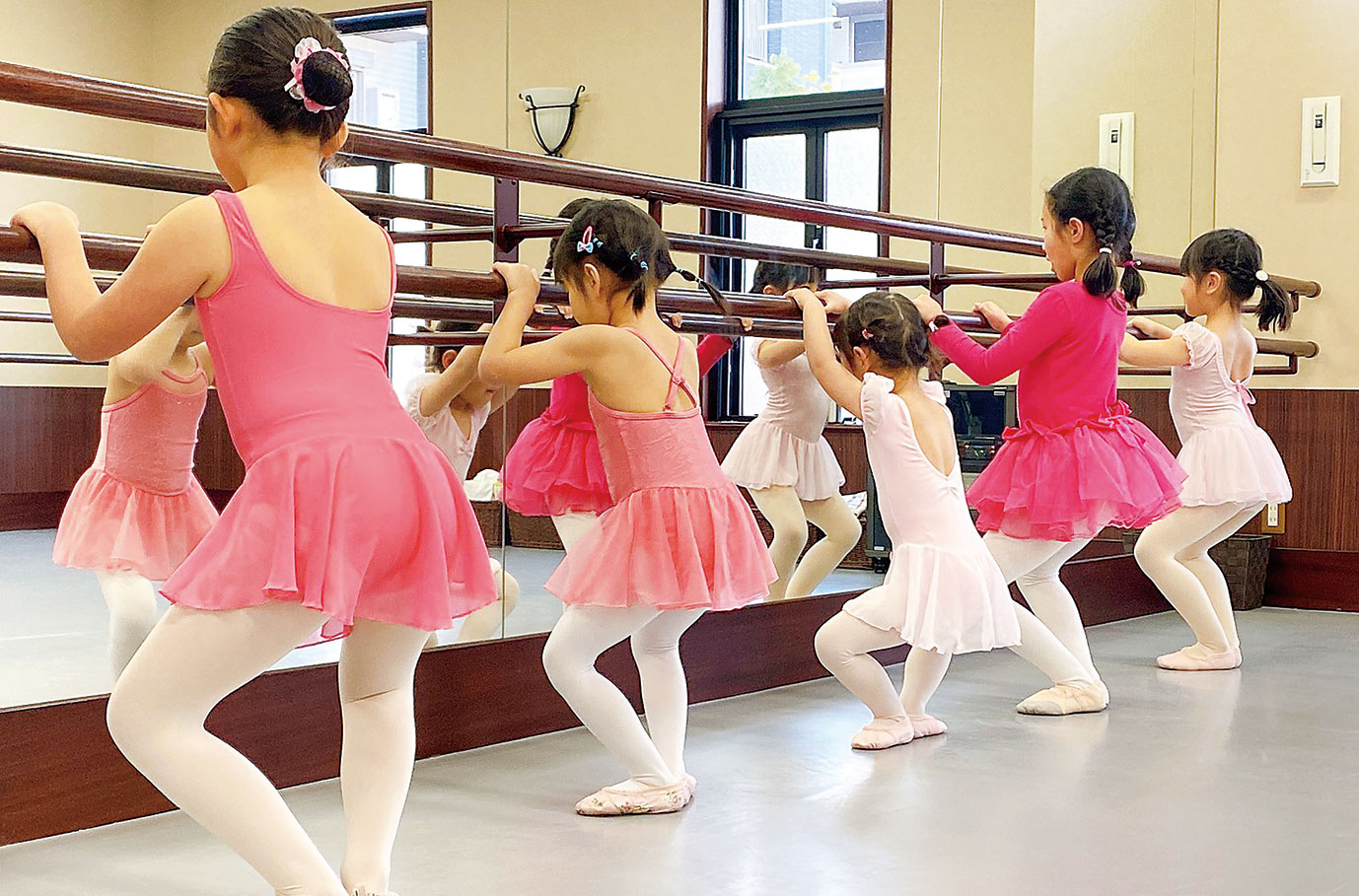 感性を育てるバレエ教室 3歳からの こどものバレエ 教室で キレイ女子 を育てませんか びんなび