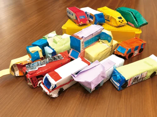 「牛乳パックで出発！集まれぼくの車と新幹線」おうちゃん（5歳）<br><br>★身近な乗り物をヒントに、マークなどにもこだわりながら形にしました。