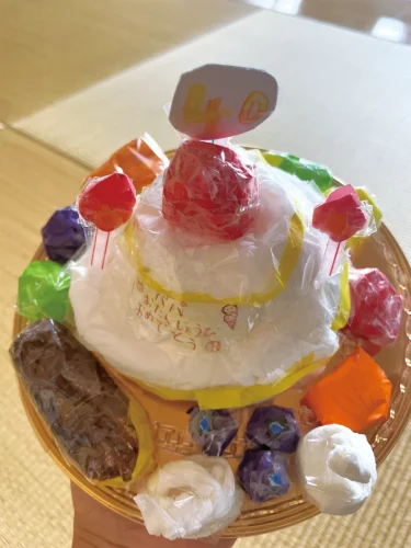 「パパおたんじょうびおめでとう」しゅんちゃん（7歳）<br><br>★もうすぐパパのお誕生日。パパが好きな果物やエクレアを周りに並べました。