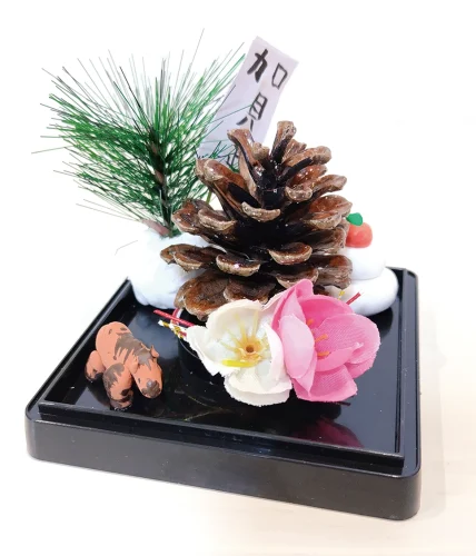 「まつぼっくりのお正月飾り」しゅんすけくん（7歳）<br><br>★紙粘土で馬と鏡餅を頑張って作りました。