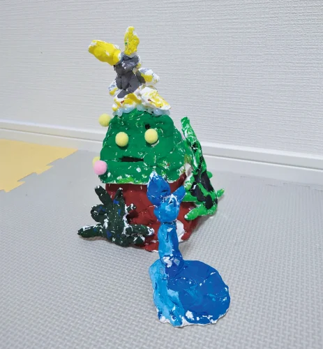 「昆虫とポケモンの貯金箱」みずきくん（5歳）<br><br>★大好きな昆虫とポケモンを木に見立てた貯金箱につけました。