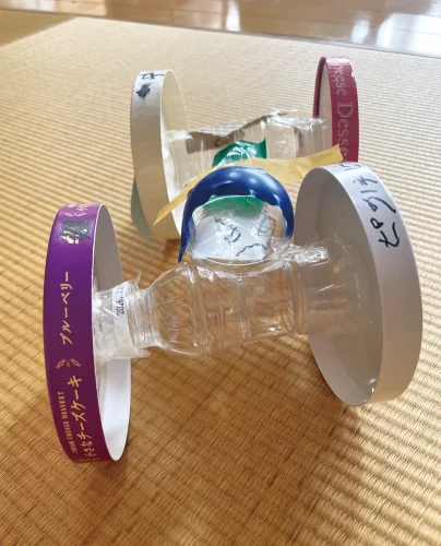 「おおきいタイヤでレッツゴー！」りょうちゃん（5歳）<br><br>★チーズの空き箱をタイヤに見立てて車を作りました。運転しているのは僕。顔もカッコイイです！