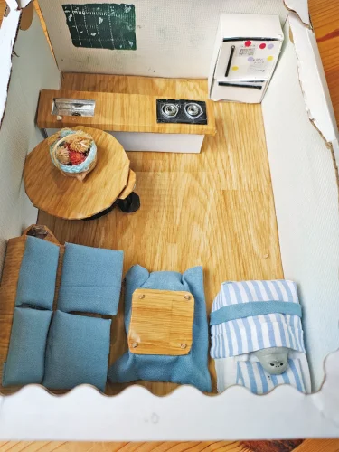 「アザラシの部屋」ヌスーピーちゃん（11歳）<br><br>★こたつの折り曲がっている所をよく見てね！部屋はブルーで統一したよ。キッチンの部品も家にある不用品を代用して仕上げました！