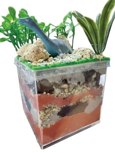 「ジャングルに住む恐竜」SoLaくん（11歳）<br><br>★立体感を作り、恐竜が住んでいるように石や草を付けました。