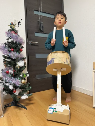 「発表会の練習」かけるくん（6歳）<br><br>★音楽発表会の小太鼓の担当になったので、ダンボールで作って練習しました。倒れそうになるので倒れないように土台を強くしました。