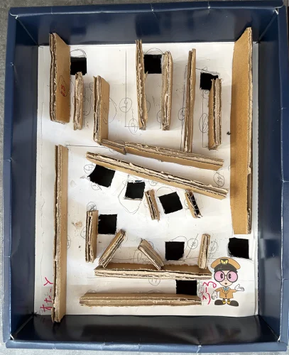 「迷路でGO！」ひびきくん（6歳）★ビー玉を転がしてゴールを目指します。通れそうでも細い所は通れなくなっています。